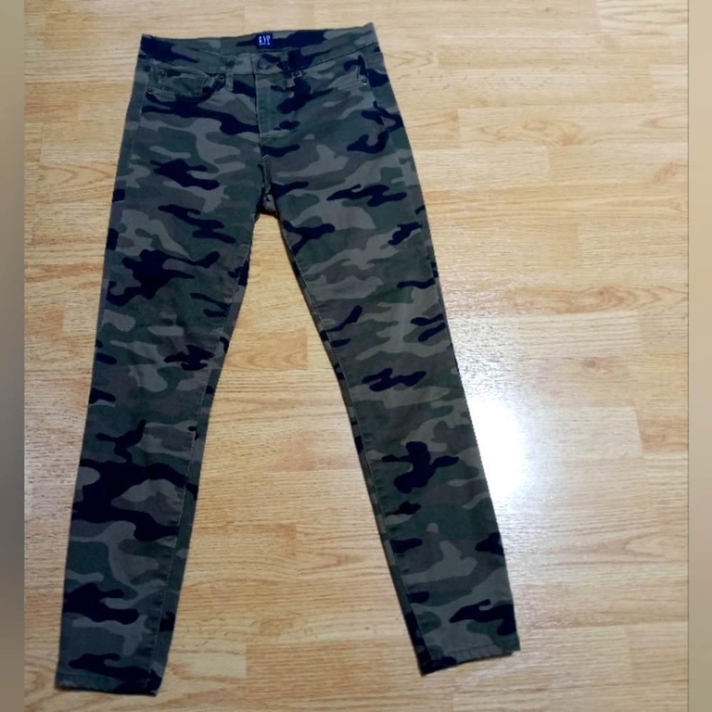 Gap camouflage jeans. EUC.  Worn twice. Size 26.